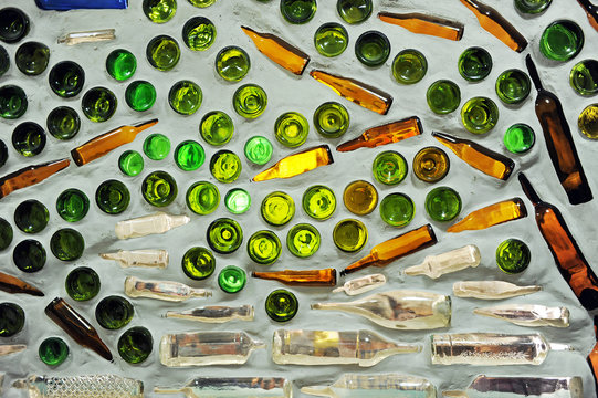 Muro decorado con botellas de cristal, decoraci&oacute;n e interiorismo