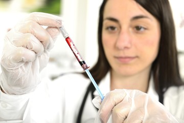Äztin bzw. Arzthelferin mit Blutprobe