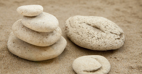 Fototapeta na wymiar galets pierres sur sable
