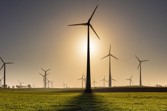 Windräder Windrad Windpark Windenergie Sonnenaufgang gegenlicht, klimagerecht, co2, klimawandel, erderwärmung co2 steuer klimasteuer energiezulage erneuerbare energien klimaschutz energiegewinnung eeg