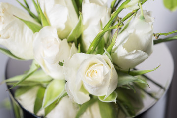 Obraz na płótnie Canvas bouquet of white roses in a metal vase