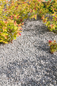 Pflegeleichter Garten mit Splitt als Beetabdeckung, Gartenbau, nat&uuml;rliche Unkrautbek&auml;mpfung,  Gesteinsk&ouml;rnungen, Zwergspiere, Spirea, Baustoffhandel