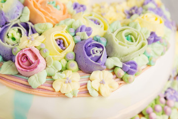 Obraz na płótnie Canvas Closeup butter cream flowers decoration on cake
