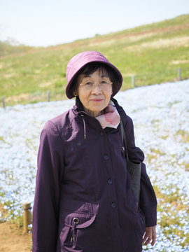 80歳の母とネモフィラの花の丘