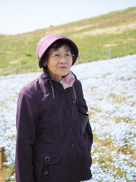 80歳の母とネモフィラの花の丘