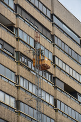 elevador de carga en una fachada