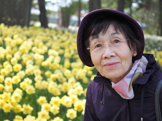 80歳の母とスイセンの花