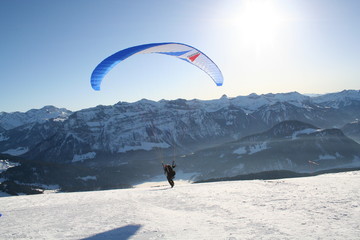 Paragleiten im winterlichen Bregenzerwald