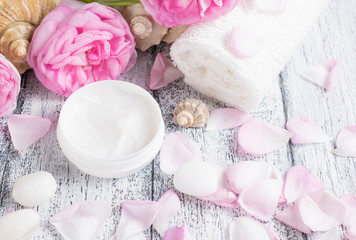 Obraz na płótnie Canvas Spa salon with cream, towel and roses