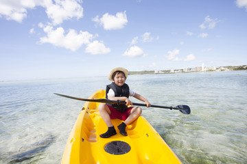 シーカヤックをする男の子