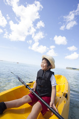 シーカヤックをする男の子