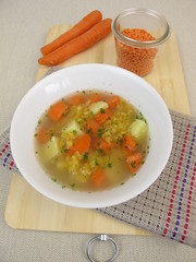 Kraftbrühe mit Linsen, Kartoffeln und Karotten