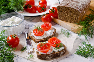 Sandwich with tomatoes