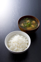 黒木目背景のごはんとみそ汁