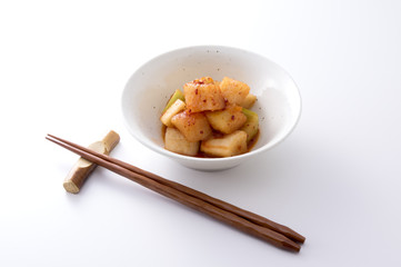 白い背景の大根のキムチと箸