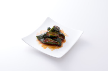 白い背景のきゅうりのキムチ