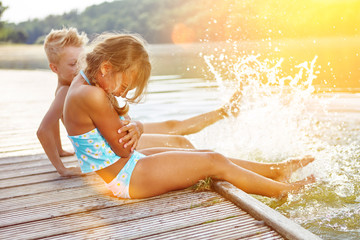 Kinder plantschen im Wasser im Sommer