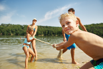 Familie beim Tauziehen im Urlaub