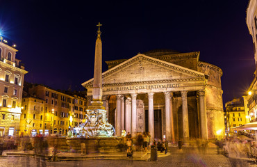 Fototapeta na wymiar Night view of the Pantheon in Rome