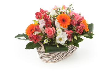 Obraz premium Floral arrangement in a basket