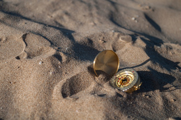 Fototapeta na wymiar compass on the sand