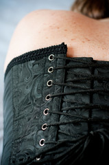 détail dos de femme avec corset