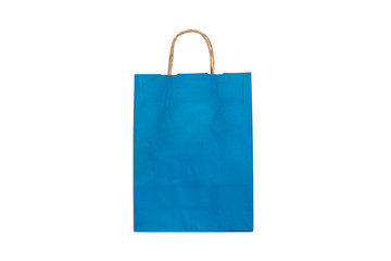 Bolsa de papel azul sobre fondo blanco aislado. Vista de frente. Copy space