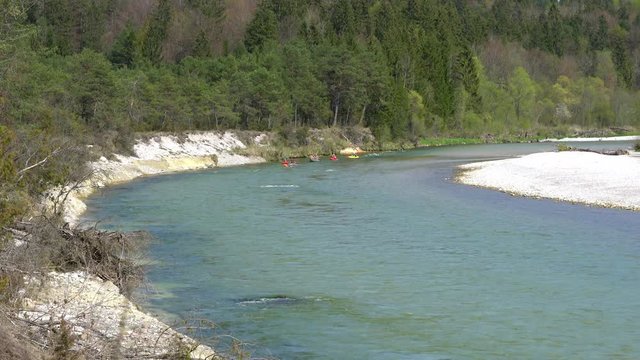 Isar im bayerischen Alpenvorland mit Kajaks
