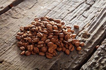 Naklejka premium Raw coffee beans on table