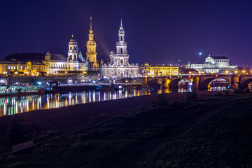 Fototapeta premium Dresden bei Nacht