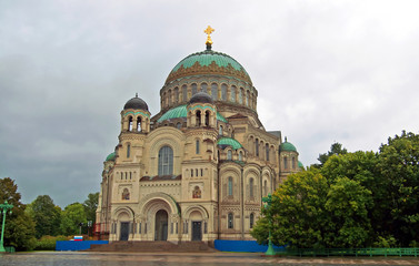 Fototapeta na wymiar Naval cathedral of Saint Nicholas in Kronstadt, Russia