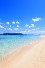 美しい沖縄のビーチと夏空