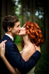 Fototapeta premium Kiss of the couple surrounded by amazing nature