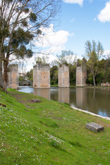 Ruines des piles de l'ancien pont levis, Lussac les châteaux, Vienne, Poitou-Charentes