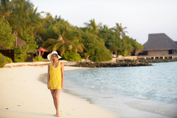 Obraz premium Beautiful woman on the beach