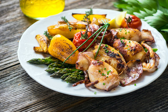 Grilled squids with asparagus and potato