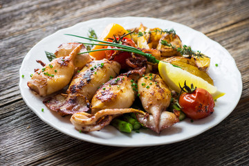 Grilled squids with asparagus and potato