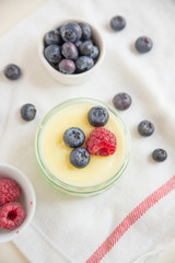 Vanillepudding mit Beeren 