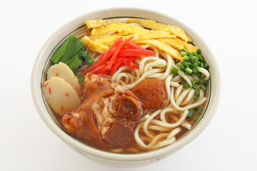 沖縄伝統の豚足テビチそば