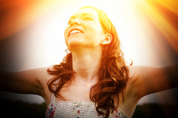 Junge glückliche Frau im Licht