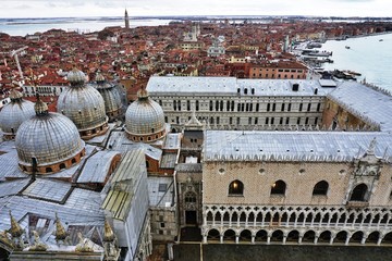 Fototapeta na wymiar Panoramic view of Venice from the Campanile on a cloudy day