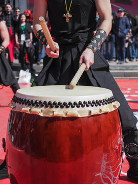 Musicians play drums