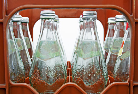 Mehrwegflaschen im Getr&auml;nkekasten