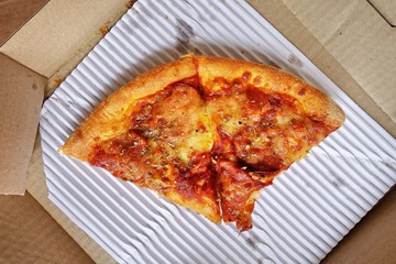 Pizza pepperoni in box