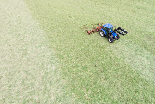 Traktor mit Heumaschine von oben, Drohnenfoto