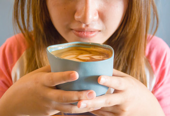 Coffee. Beautiful Girl Drinking Coffee. Beauty Model Woman with the Cup of Hot Beverage