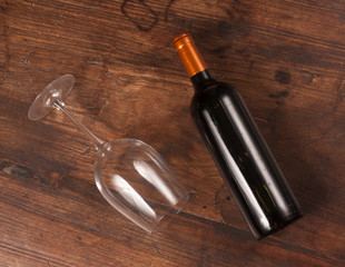 Obraz na płótnie Canvas Wine bottle and glasses