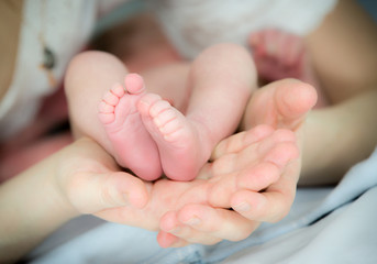 baby feets in mother hands