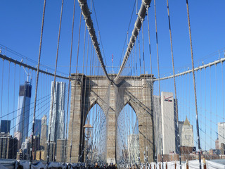 Brooklyn Bridge in New York, Richtung Manhatten blickend, bei Sonnenschein