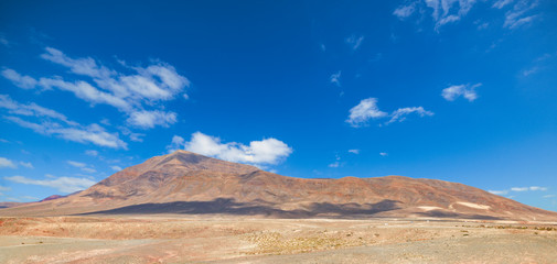 vulkanische Stein- und Sandwüste auf den Kanaren auf Lanzarote

